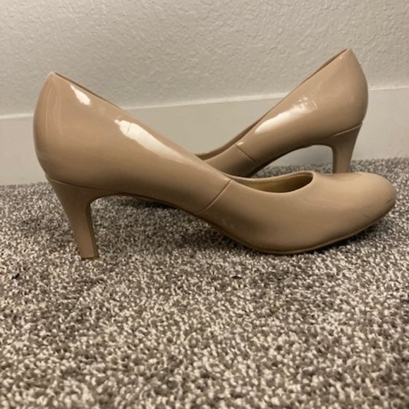 Beautiful Nude Pumps size womens 7 wide - Picture 3 of 7